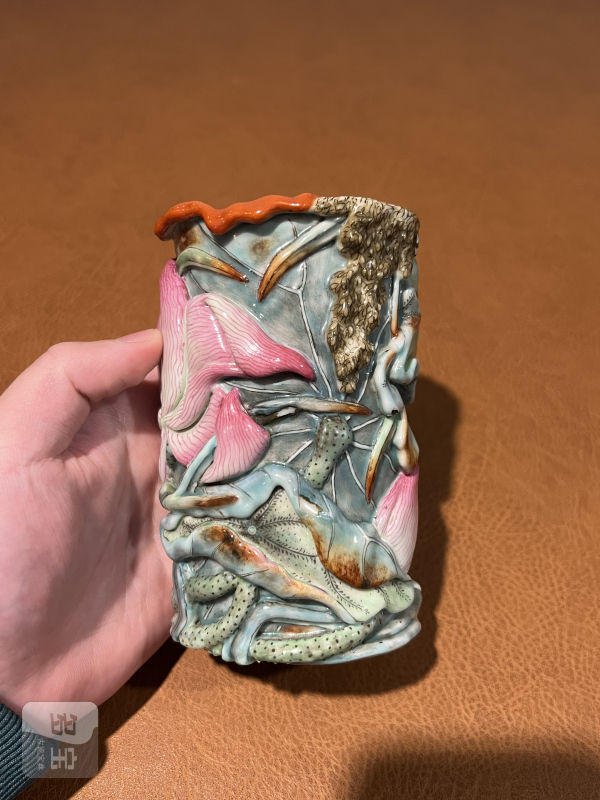 清中期 粉彩浮雕荷塘翠鸟笔筒 - 图5